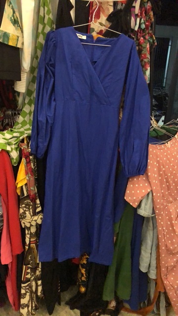 Đầm suông dáng dài tay dài màu xanh coban | BigBuy360 - bigbuy360.vn