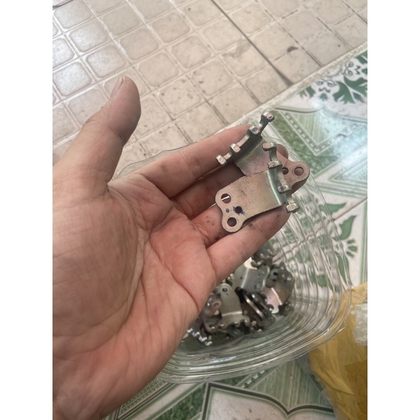 pát đỡ dây ga exciter-satria-raider fi