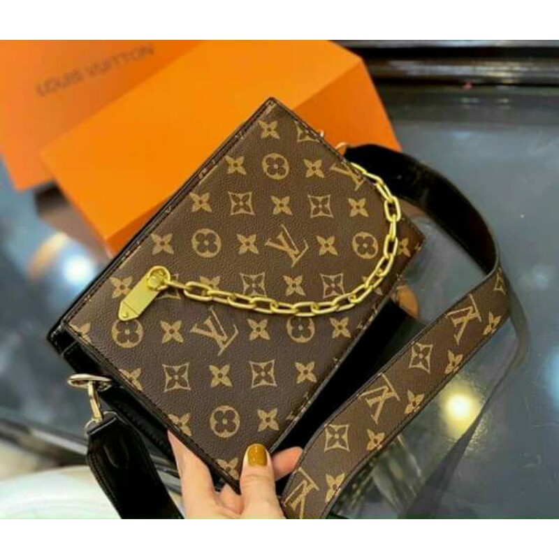 Túi lv hộp xích có dây đeo chéo bản to - Túi đeo chéo dáng clutch phối xích vàng