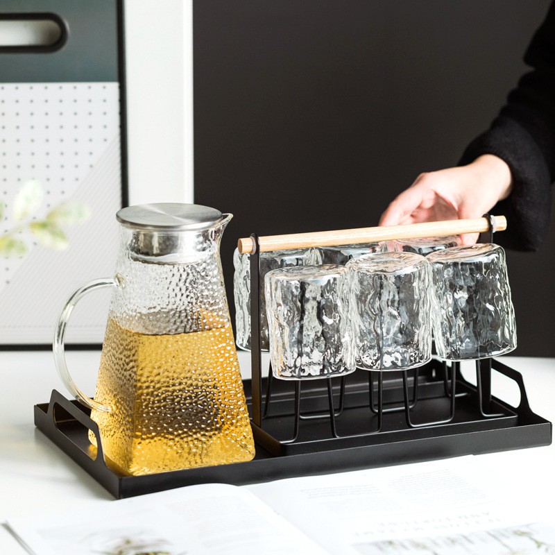 Bộ bình cốc vân dập trụ kiểu Nhật, giá úp đen kèm khay thép đen cao cấp p/c Bắc Âu, bình nước thủy tinh chịu nhiệt