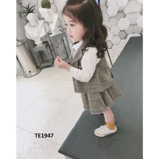 Set áo gile kèm chân váy sơ mi
