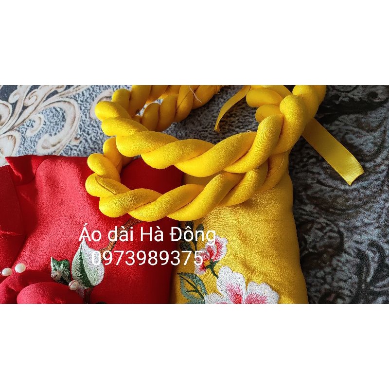 Mấn đội đầu áo dài màu đỏ, vàng, hồng