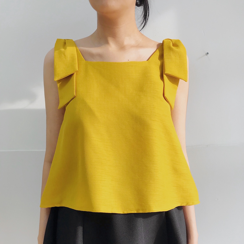 KIOBI – Áo kiểu Hebe W Bow form suông rộng, cổ vuông sát nách, nơ bản lớn đính trên vai, vải linen gân vàng - KIA2181V