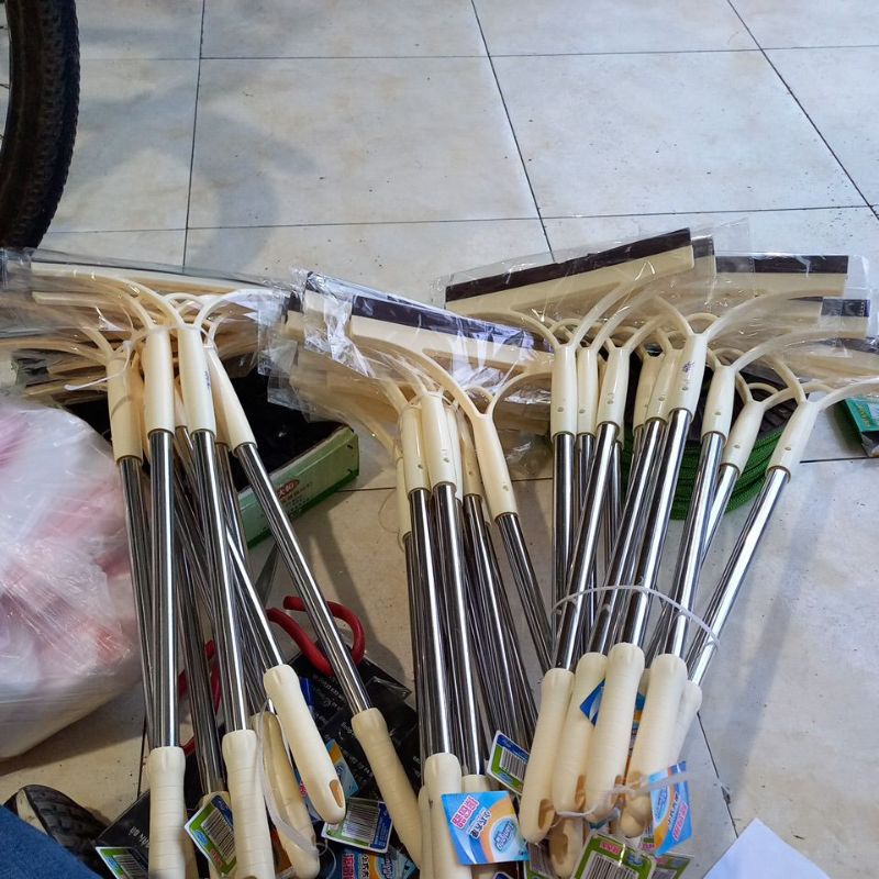 Cây gạt kính cầm tay cán inox 68cm