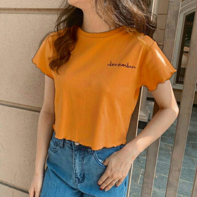 Áo croptop thêu chữ