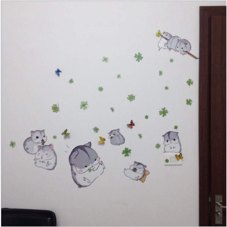 Decal dán tường trang trí - BÉ HAMSTER MŨM MĨM HAM ĂN