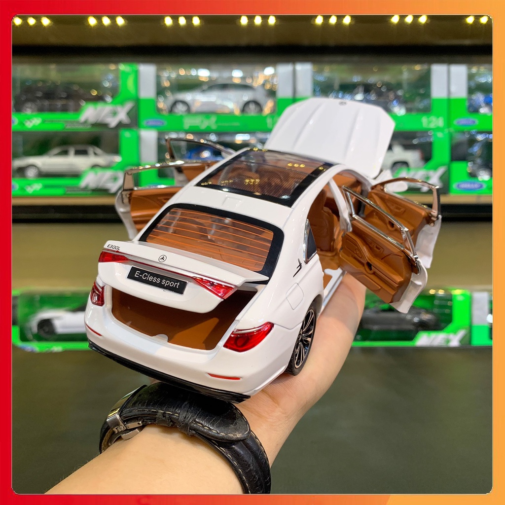 Mô hình xe Mercedes Benz E300 E-Class tỉ lệ 1:24 XHD