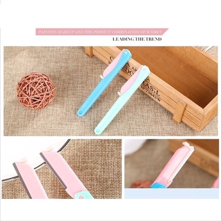 High Quality Handheld Eyebrow Trimmer With Convenient Replacement Blades