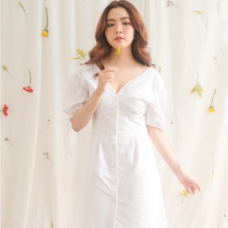 Đầm trắng cổ v chất liệu dày dặn