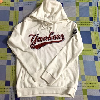 Hoodie trắng Ngọc Trinh