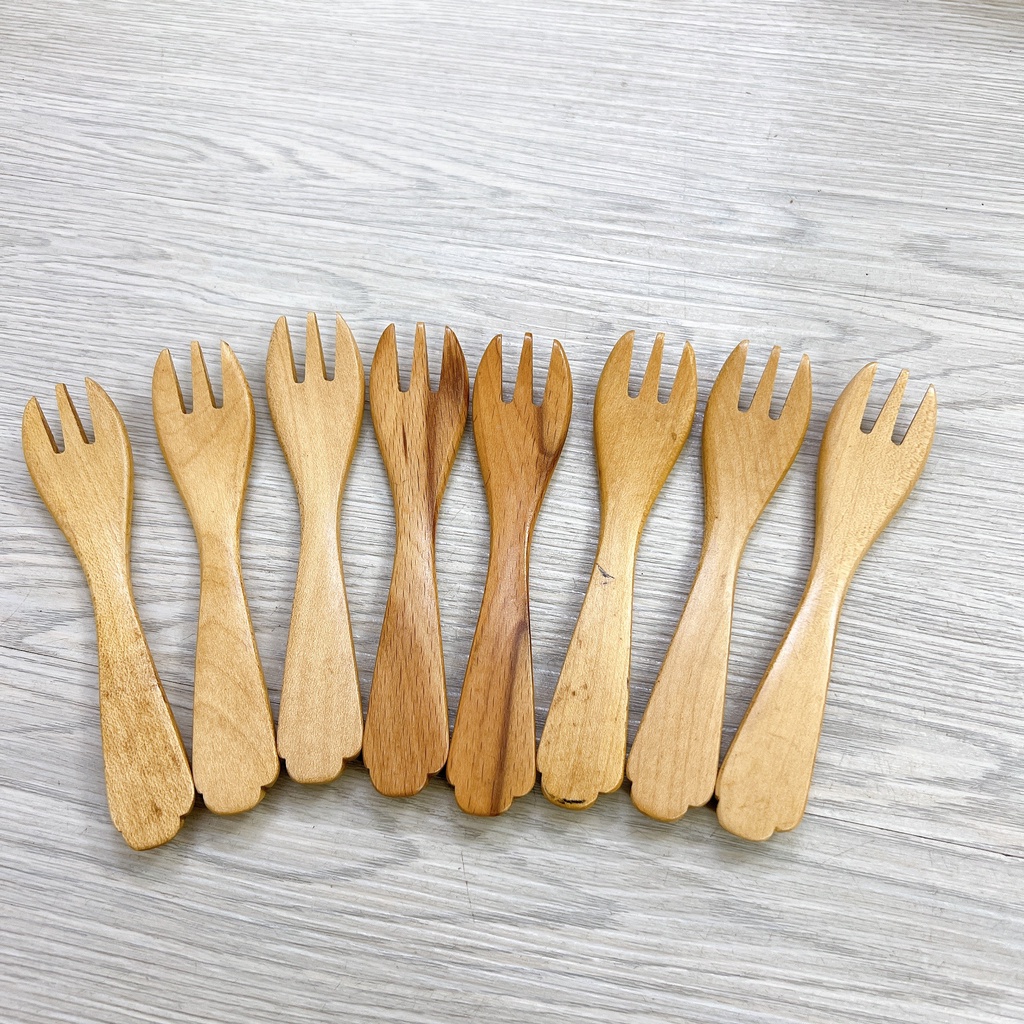 Nĩa gỗ nhỏ ăn trái cây rất xinh 12*3cm sang trọng - sạch sẽ