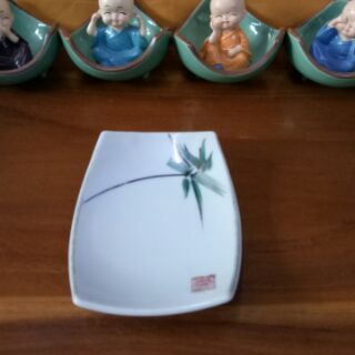 Dĩa sứ cong đựng nước chấm