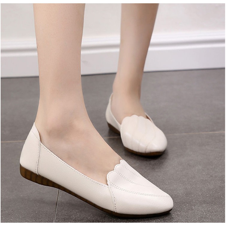 Giày lười nữ da mềm mũi tròn đế bệt cao 2cm đen kem
