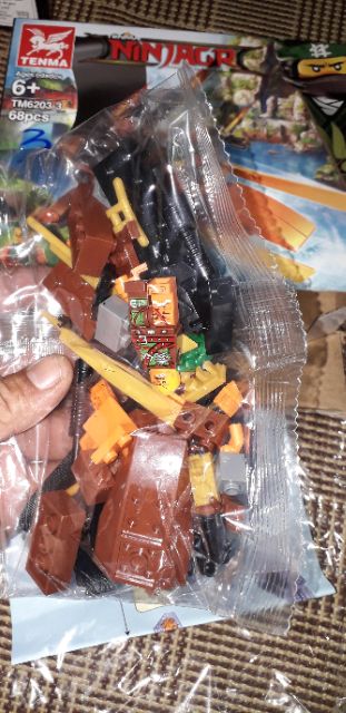 Lắp ráp 1 hộp LegoNinjagh 6203 có nhiều chi tiết bằng nhựa ABS