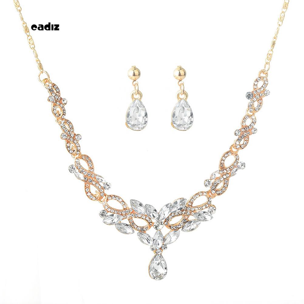 Bộ nữ trang gồm dây chuyền mặt đá pha lê quyến rũ và bông tai