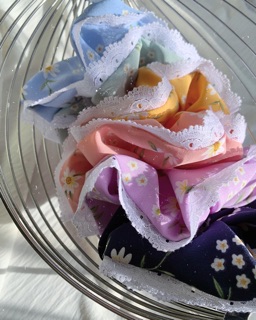 Scrunchie và bandana hoa cúc mùa hè