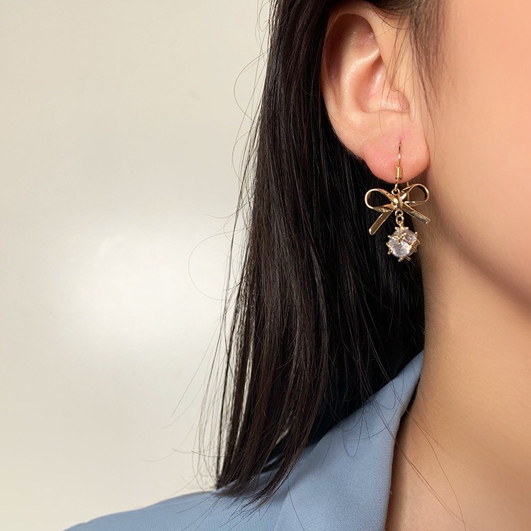 Bông Tai Nữ Hợp Kim Cao Cấp ERASHOP 000226 - Nơ Cầu Đá Vàng Xinh Xắn, Sang Trọng, Đi Tiệc, Đi Chơi Siêu Rẻ Đẹp