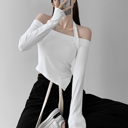 [Augustcloth]Áo croptop vải gân trễ vai tay dài trắng phong cách Hàn Quốc