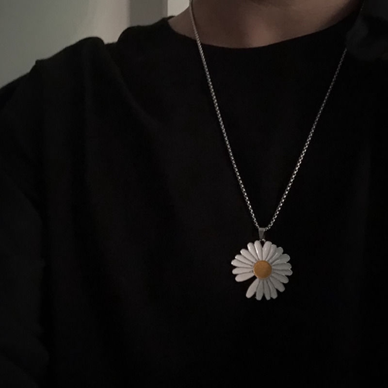 GD Kwon Ji Long Daisy Necklace Sun hoa pmo phản chiến sét hoa cúc nhỏ huy hiệu Mặt dây chuyền mặt dây chuyền nam nữ