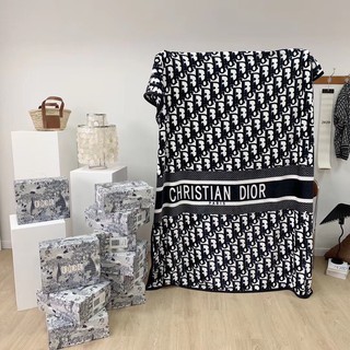C017 - Chăn lông tuyết Dior kèm hộp sang chảnh 1m5x2m