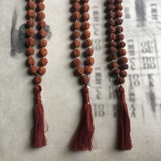 Chuỗi hạt bồ đề kim cang Nepal 9mm rua nâu thắt nút từng hạt rudraksha mala