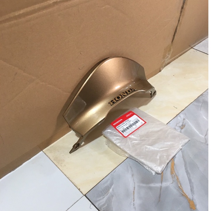 Bộ ốp đuôi sau dưới HONDA LEAD 110 năm 2012 màu Vàng đồng. *Y209M* 83603GGE910ZC