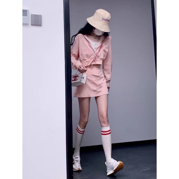 Set khoác nỉ có mũ croptop và chân váy chữ A hồng năng động và siêu cute Moran