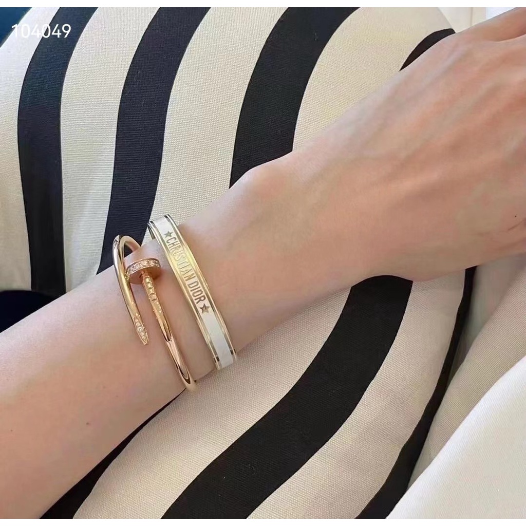 Vòng Tay Dior In Chữ Và Ngôi Sao Dễ Thương