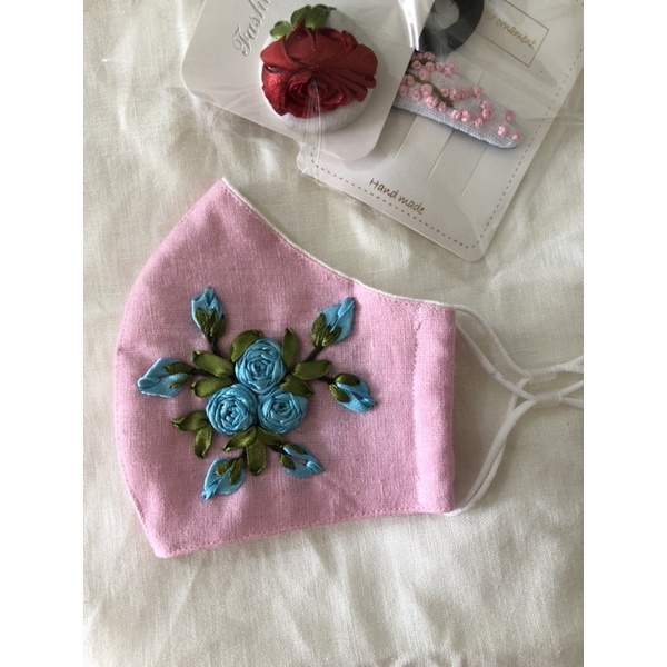 Khẩu trang thêu handmade phối màu bên trong
