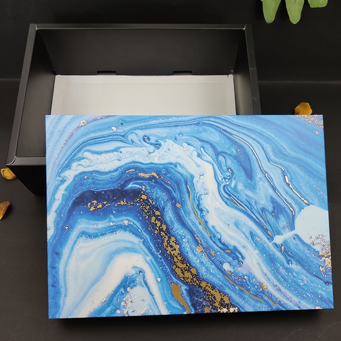 Hộp đựng quà vân đá kèm túi quai lụa 30.5x22x10cm, rơm giấy lót | BigBuy360 - bigbuy360.vn