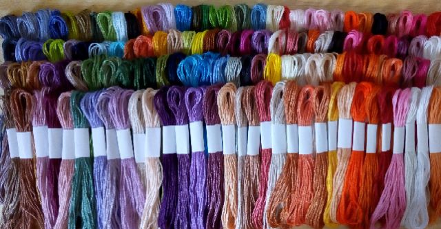 50 chỉ thêu cotton tặng kim/ bobbin/ xỏ chỉ