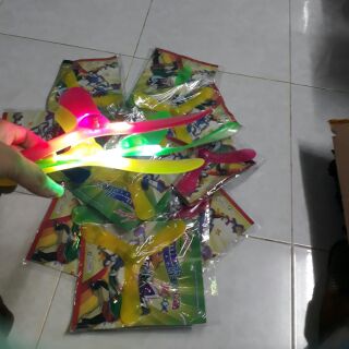Boomerang nhựa dẻo có led. (Quay lại được.)