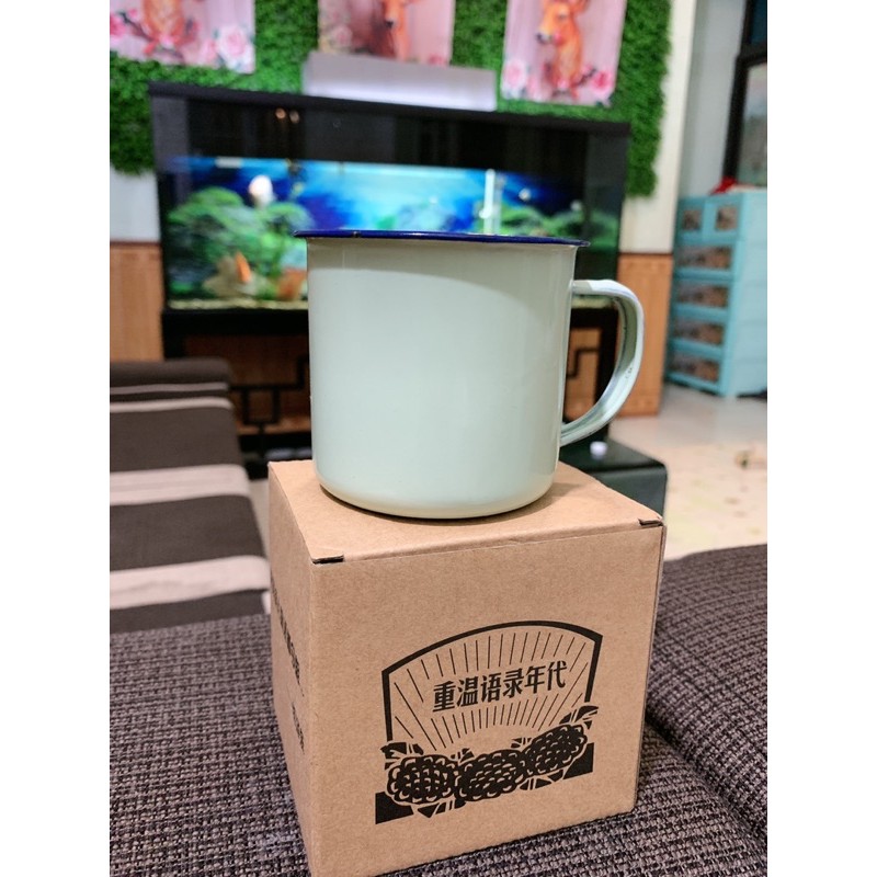 Cốc tráng men màu vàng và xanh