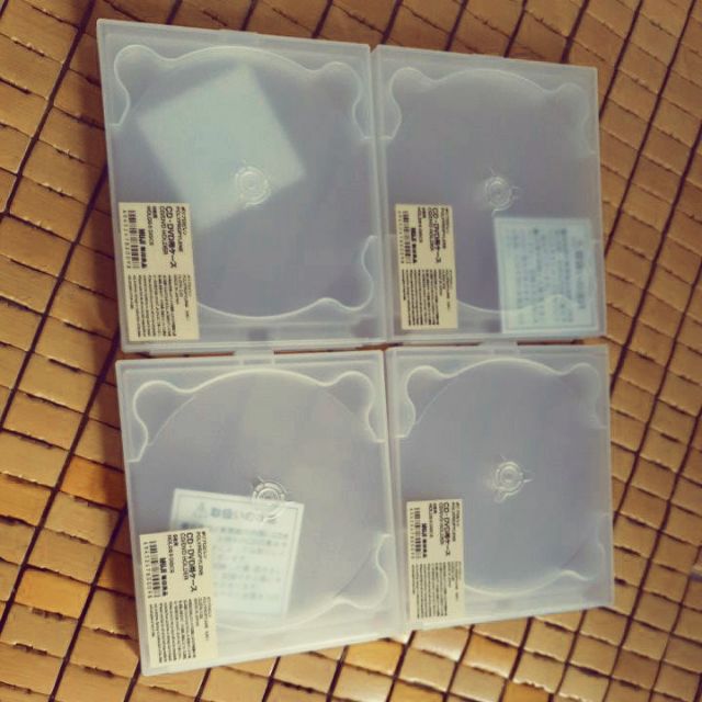 Hộp đựng đĩa CD hoặc DVD nhãn hiệu Muji của Nhật Bản trong suốt