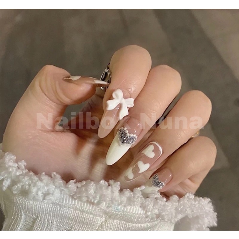 Nailbox Nuna móng úp thiết kế móng tay  đính nơ vẽ trái tim yêu thương màu trắng đính đá