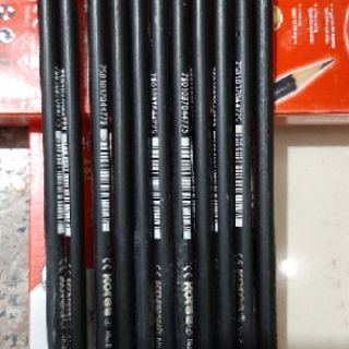Bút chì gỗ thân đen.1 cây .