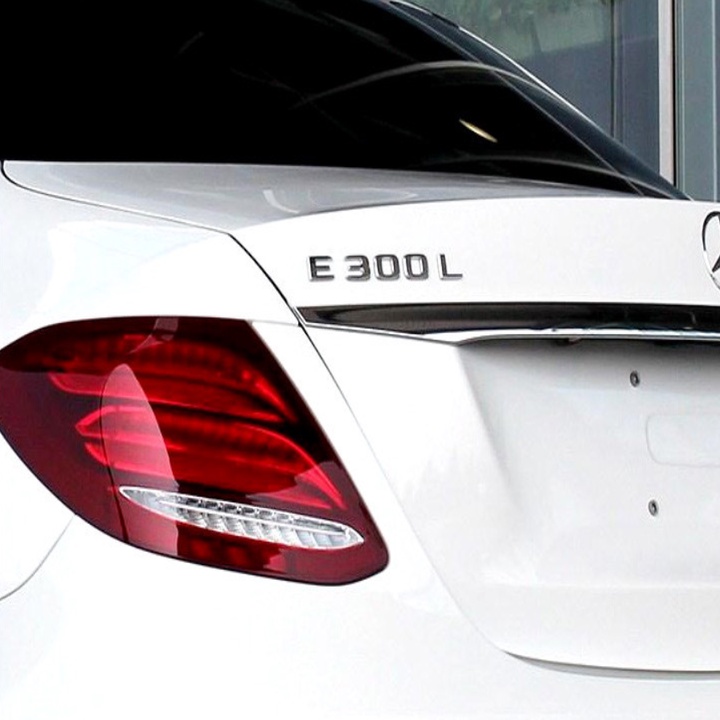 Decal tem chữ E200 dán đuôi xe ô tô