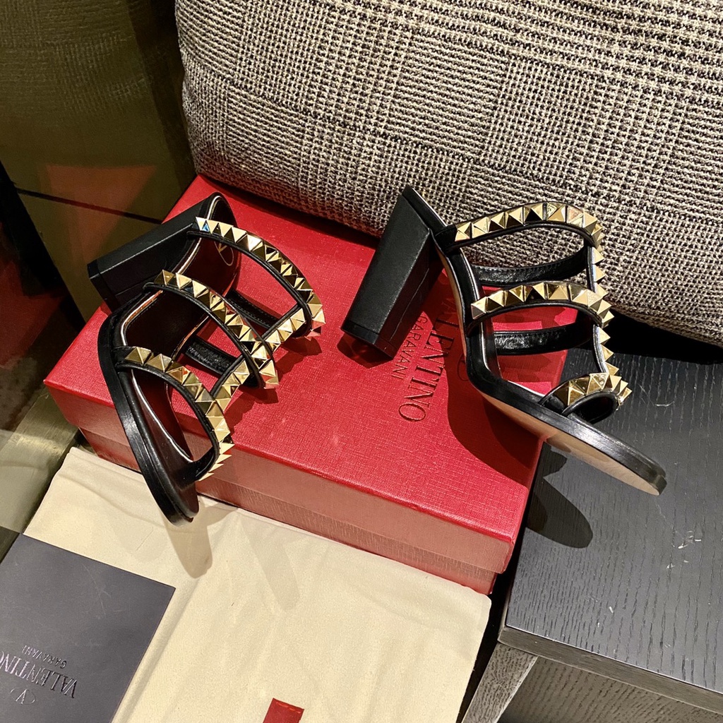 Xăng Đan Da Cừu Đính Đinh Tán Toàn Diện Kiểu Cổ Điển Valentino 2022