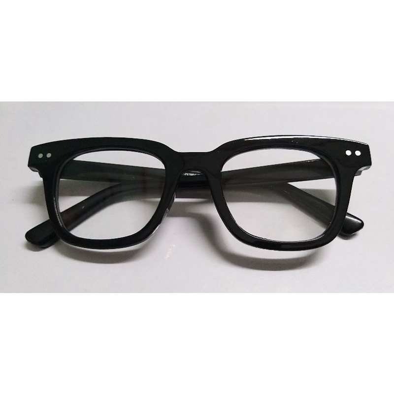 kính giả cận gọng chữ V hai chấm