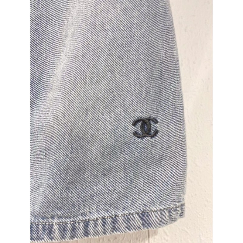 Chân váy bò Chanel CN thiết kế đơn giản lưng cao logo thêu mẫu này không thể thiếu trong mùa hè