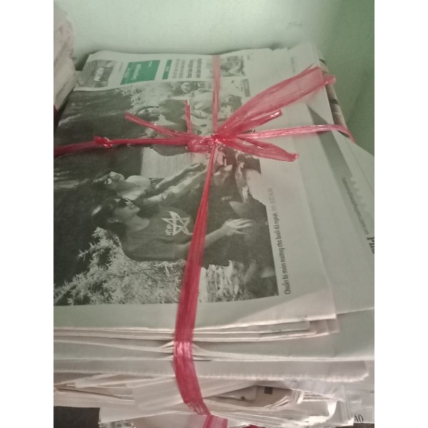 Giấy báo cũ chèn hàng, gói quà