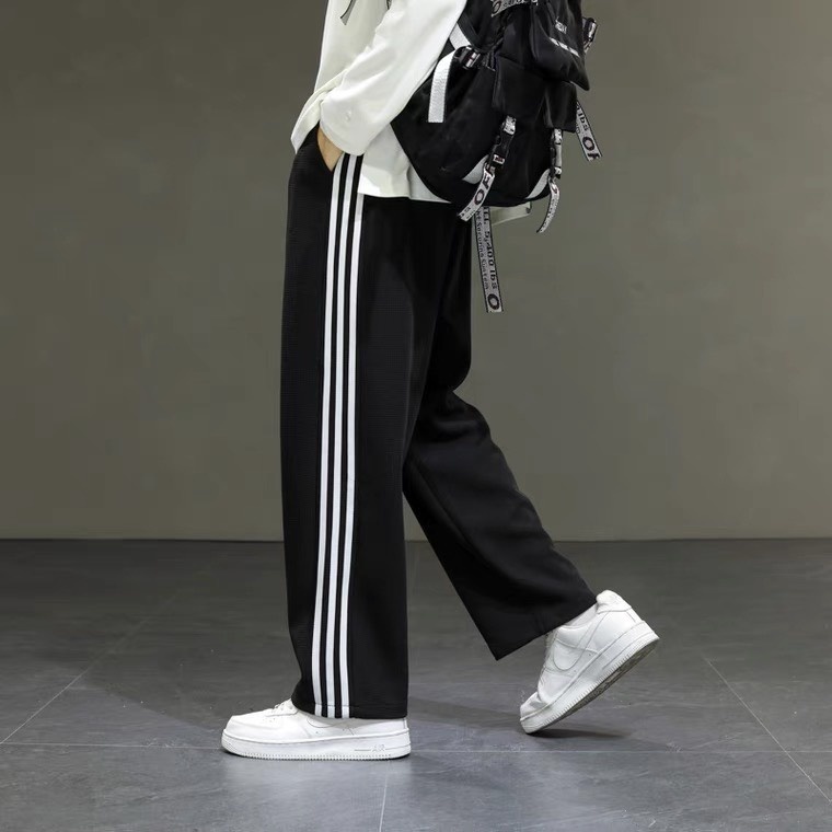 Quần ống rộng unisex phối 3 sọc trắng là điểm nhấn, Quần thể thao chất Umi thể thao RIO.UNI