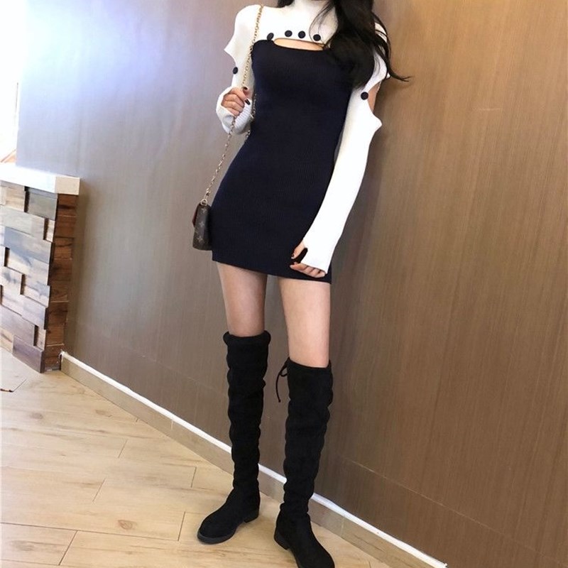 Đầm ôm cách điệu tay dài phối nút thời trang