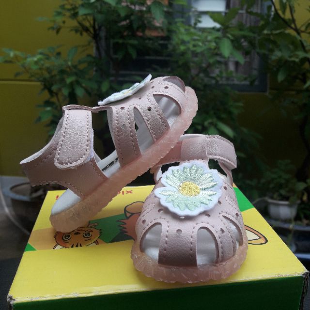 Giày Sandal bé gái♥️ FREESHIP♥️ hình hoa cúc đế cao su mềm chống trượt có đèn led cho bé gái