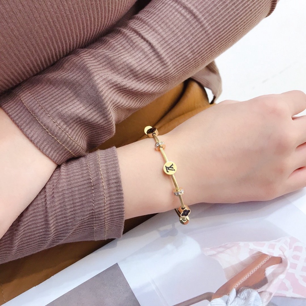 Vòng Tay Louis Vuitton Bằng Thép Titan Họa Tiết Chữ LV Sang Trọng Thời Trang