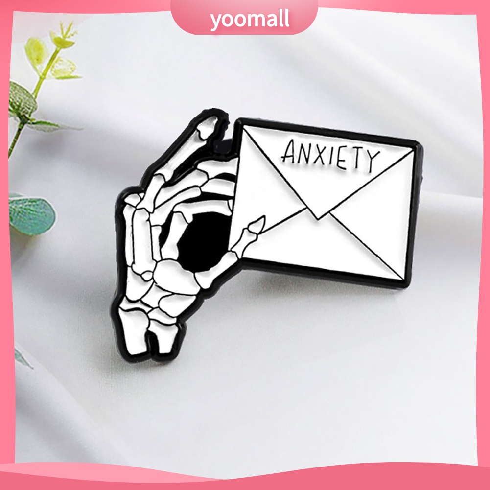 Ghim cài kiểu bàn tay xương cầm lá thư cổ điển trang trí áo khoác dành cho nam và nữ