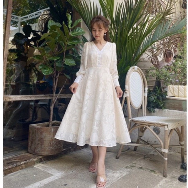 ND173 Đầm voan ép ren trắng kem cổ V dài tay dáng dài.