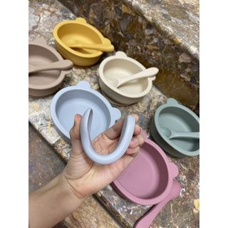 BÁT ĂN DẶM SILICON HÌNH GẤU KÈM THÌA SILICON CAO CẤP CHỐNG LẬT DÀNH CHO BÉ