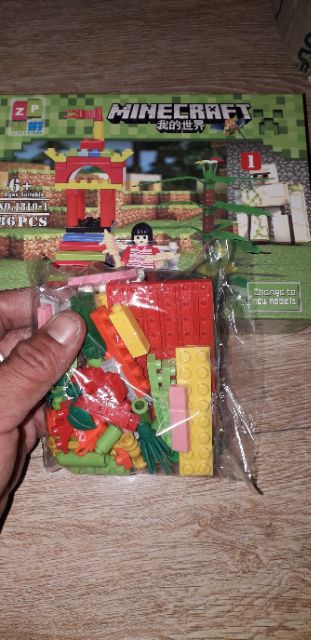 Lắp ráp 1 hộp LegoMineCraft 1810 có nhiều chi tiết bằng nhựa ABS