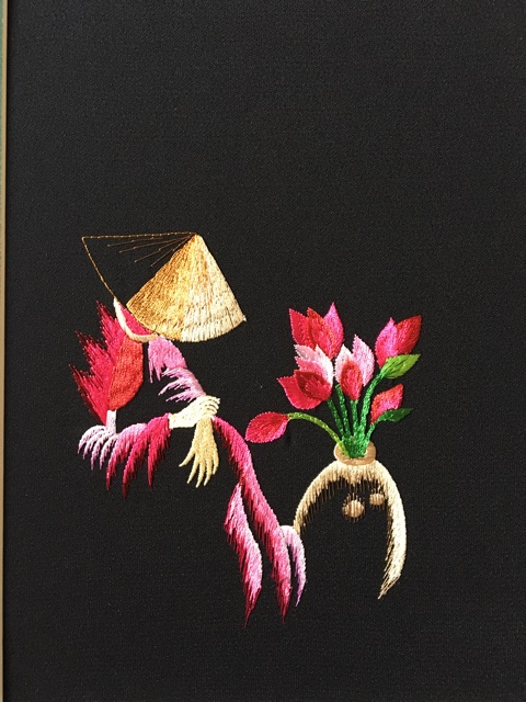 Tranh thêu tay hoàn thiện 30x35cm Tranh nghệ thuật Cô gái bên nhành hoa Sen CGBS001